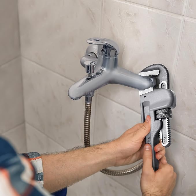 VEVOR Pipe Wrench, 18" Aluminum Straight Pipe Wrench, Adjustable Plumbing Wrench, with High Strength Jaw and Ergonomic Handle, Easy to Carry, Hangable Design, for Water Pipes, Automotive Repairs